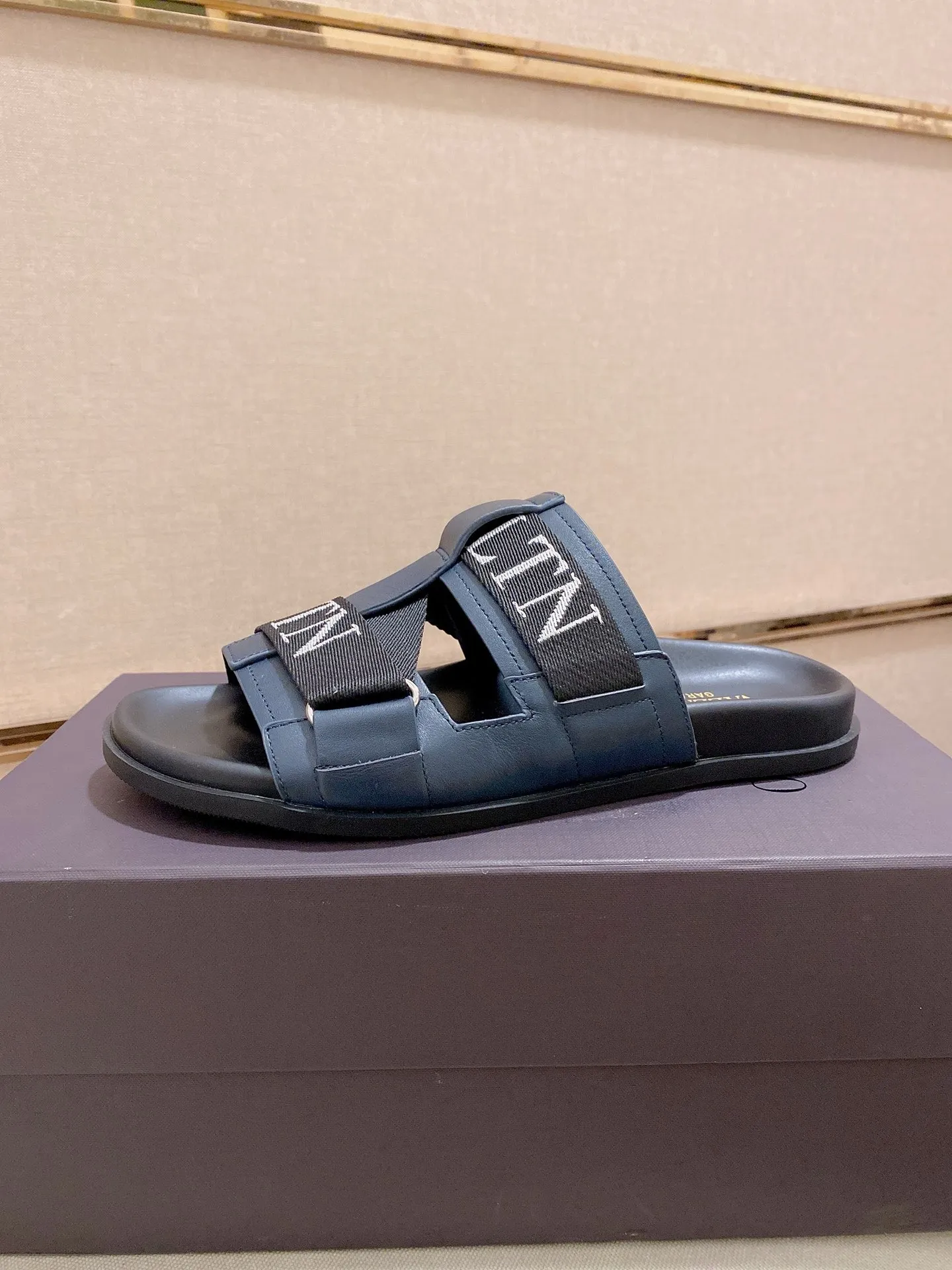 Men's shoes 💰: 480💰[Valentino] New couple 👫Boutique slippers, counter quality, classic plaid, the actual workmanship is quite complex🔰The uppers are made of imported fabrics➕🐑Sheepskin lining, which tests the craftsman's craftsmanship➕original PU outsole. Size: Women’s size: 35-44. Men's size 38-44 (can be customized to size 45, non-refundable)